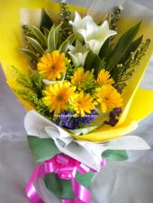 AHM554 - Lilies & yellow gerberas AHM554 - Lilies & yellow gerberas